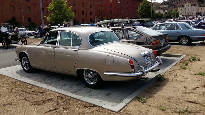 Illustration for article titled Another oldtimer meet photodumpÂ
